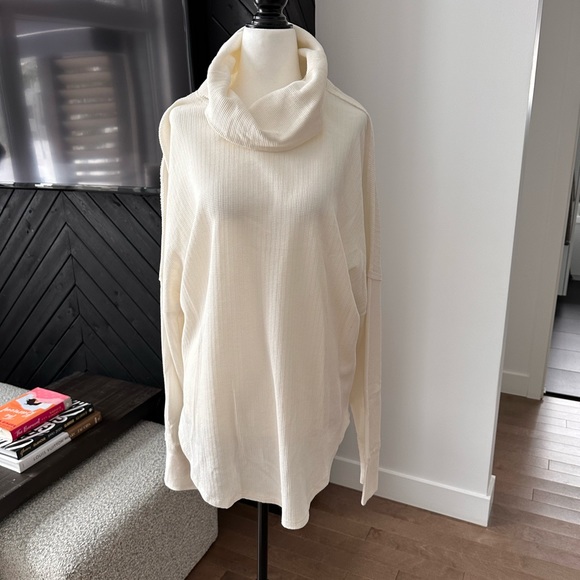 CORE LIFE TURTLE NECK IN WHITE - Picture 1 of 9